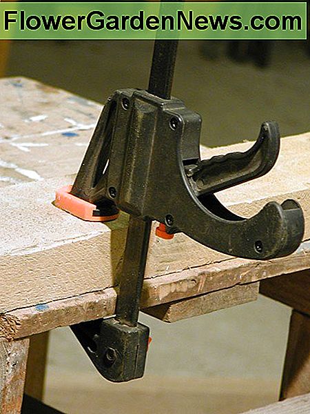 Schnellspannklemmen sind nützlich zum Halten einer Holzlänge während des Bohrens Quick release clamps are useful for holding a length of timber during drilling