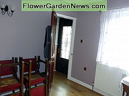 Kambarys dekoruotas; atidarytos valgomojo durys, su vaizdu į vidinę veranda. Room decorated; dining room door open, with internal porch door in view.