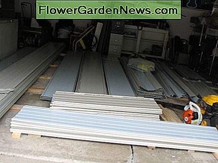 Die Stahldachplatten sollten nach Länge sortiert und sorgfältig gestapelt werden the steel roofing panels should be sorted and carefully stacked according to length
