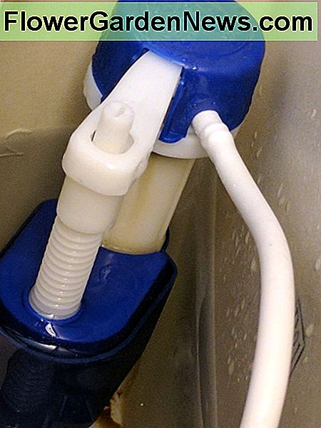 Norėdami reguliuoti bako vandens lygį, naudokite sriegiuotą lazdele tarp pavaros mechanizmo ir plūdės. Use the threaded rod between the actuator arm and the float to adjust the tank's water level.