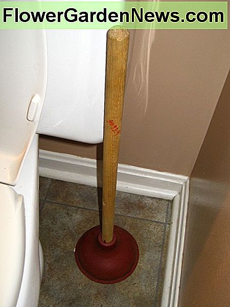 Pirmiausia įdėkite į tualetą užsikimšę stūmokliu. Attack a toilet clog with a plunger first.