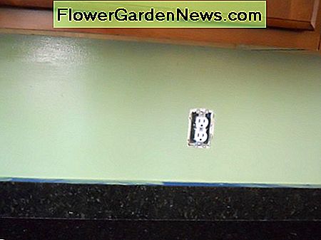 Ik heb een 8-inch roller gebruikt om de meeste backsplash te schilderen. Een borstel met een hoek van 1-1 / 2 inch werd gebruikt om in te vullen waar de roller niet zou reiken. I used an 8 inch roller to paint most of the back splash. A 1-1/2 inch angled brush was used to fill in where the roller would not reach.