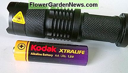 LED žibintuvėlis su apšviestomis šviesomis. Veikia vienoje AA ląstelėje. Daug šviesesni už dvigubą LED torch with zoomable beam. Runs on a single AA cell. Much brighter than a double AA Maglite.
