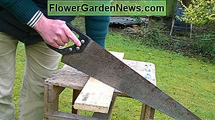 Rankinis pjūvis yra naudingas pjaustyti nelyginį medienos ilgį, be vargo ištraukti elektros įrankius ir pratęsimo laidą A hand saw is useful for cutting the odd length of timber, without the hassle of taking out power tools and an extension lead