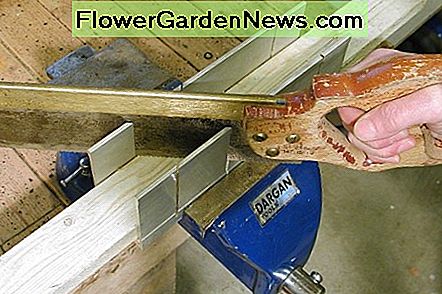 Tenono pjūvis turi geresnius dantis ir suteikia neaterinį pjūvį A tenon saw has finer teeth and gives a neater cut