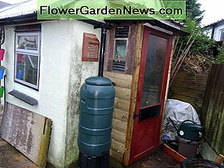 De oude binnenportaaldeur gerecycleerd als nieuwe deur voor mijn schuurtje in de tuin The old inner porch door recycled as new door for my garden tool shed