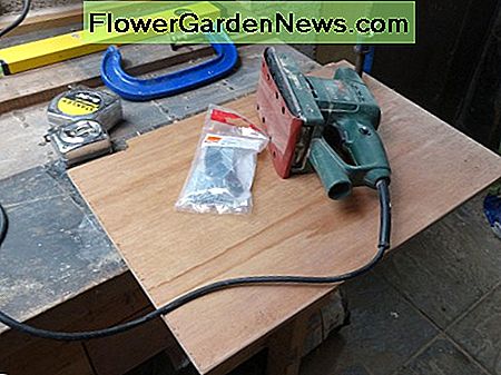 Zijpaneel op maat snijden om kast te verdelen Cutting side panel to size to divide cupboard
