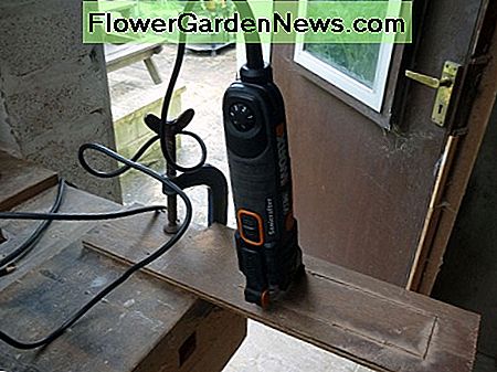 Gat in voorpaneel voor de ventilatieopening Cutting hole in front panel for the air vent