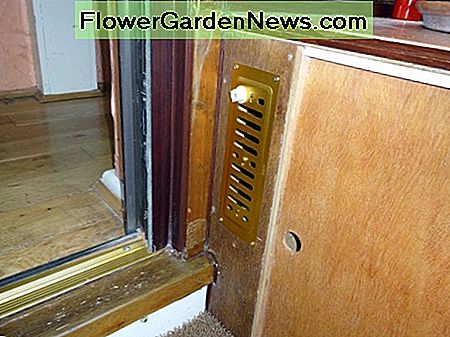 Luchtrooster aangebracht op het voorpaneel en in open positie met behulp van nylon bout Air vent fitted in front panel and in open position using nylon bolt