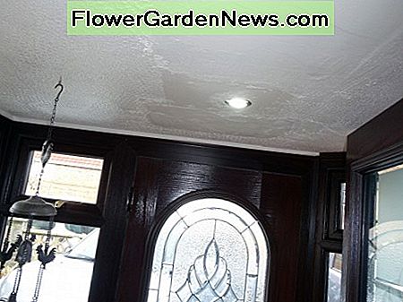 Nieuwe LED-inbouwspot gemonteerd voor de opruiming van een nieuwe binnendeur die toegang geeft tot de veranda. New LED recessed spotlight fitted for clearance of new inner door to open into the porch.