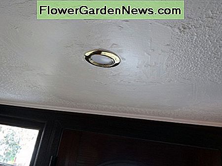 Nieuwe LED-spot met koperen effect-surround. New LED spotlight with brass effect surround.