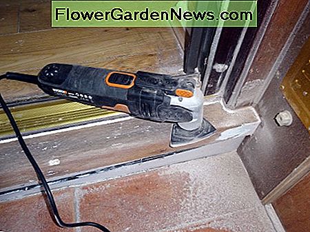 Gebruik de SoniCrafter om de verf van de onderdorpel te verwijderen Using the SoniCrafter to remove the paint from the door sub sill