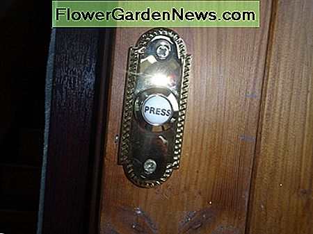 Nieuwe deurbel voor de binnendeur met het woord 'Drukken' op de knop gedrukt New doorbell for the inner door with the word ‘Press’ printed on button