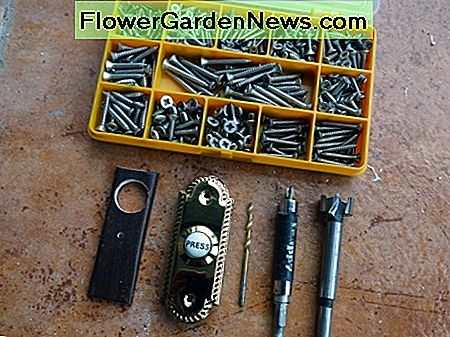 Duw bel, boren en zelftappende schroeven die worden gebruikt om de deurbel op zijn plaats te bevestigen. Push bell, drill bits and self-tapping screws used to fix the doorbell in place.