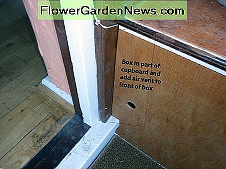 Onderdeel van ingebouwde schoenrekkast om af te sluiten als ventilatiedoos. Part of built-in shoe rack cupboard to block-off as vent box.