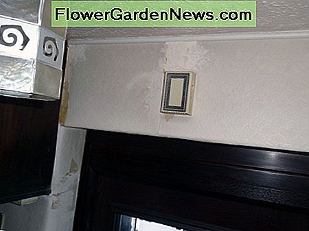 Klokkengelui dat in net wordt aangesloten, met draden die onder pleister worden verborgen nadat de deurbellen rewired. Chimes wired into mains, with wires hidden under plaster after doorbells rewired.