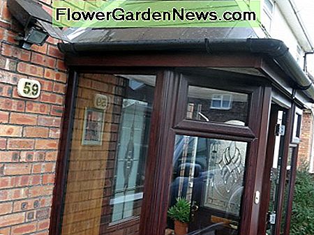Huisnummer aangepast aan op maat gemaakte pest na voltooiing van de dubbele beglazing. House number fitted to bespoke plague on completion of the porch double glazing.
