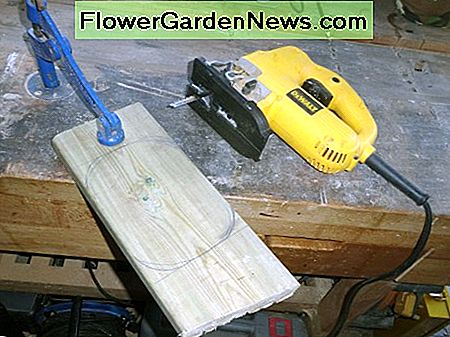 Plaag in vorm gesneden met een decoupeerzaag Plague cut to shape with a jig saw