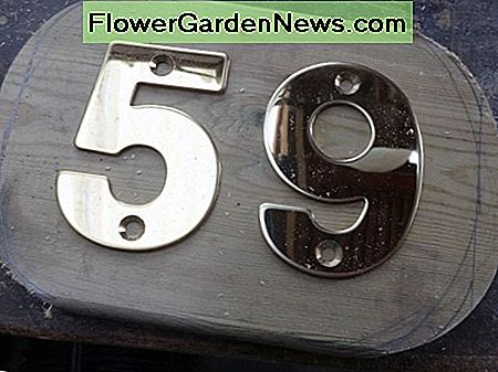 Huisnummers test gemonteerd op uitsparing House numbers test fitted on cut-out