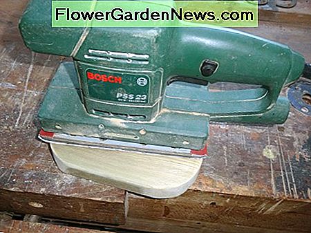 Oppervlak afgevlakt met een schuurmachine Surface smoothed with a sander