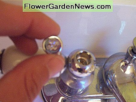 ... jis lengvai atsitrenkia prie sraigto. Galbūt net su tavo nykiu. ...it pops off quite easily to access the screw. Perhaps even with just your fingernail.