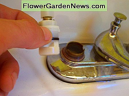 Wiggle, wiggle ir ta-da, tai išeina. Įstatykite naują ir įstatykite maišytuvą taip, kaip jis išsiskirtų. Wiggle, wiggle and ta-da, it's out. Place the new one in and put the faucet back together the same way it came apart.
