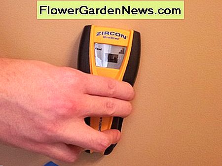 Utilizați un identificator pentru a marca locația orificiilor de pe perete. Use a stud finder to mark the location of any studs on the wall.