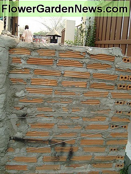 Lizdas palaiko durų svorį. Laidas neleidžia jai nugriūti ir betonas užsandarina įtrūkimus. Ne gana, bet tai veikia! The ledge supports the weight of the door. The wire keeps it from falling over and the concrete seals the cracks. Not pretty, but it works!