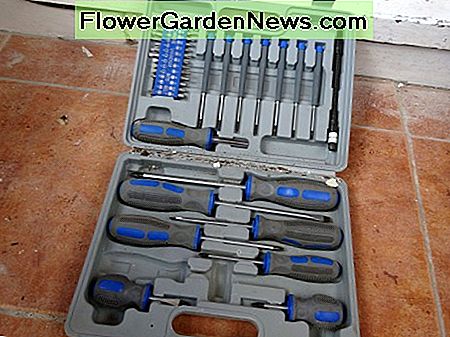 Pigūs atsuktuvo komplektas, kuriame yra patogus lanksti bėgio laikiklis, leidžiantis naudoti atsuktuvą ūmaus kampo. Cheap screwdriver set that includes a handy flexi bit holder that enables you to use a screwdriver at an acute angle.