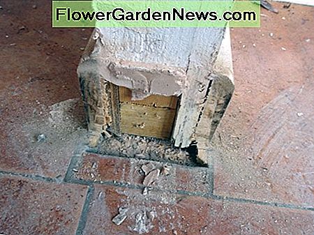 Pjovimo lenta nukirpta. Skirting board cut away.