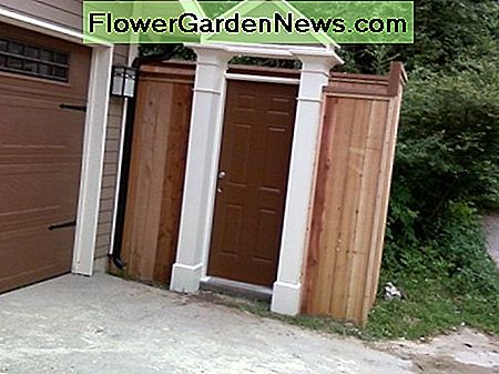 I stället för en grind på ett staket, överväga att använda en dörr istället. Instead of a gate on a fence, consider using a door instead.