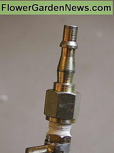 Priveržkite adapterį ant įrankio Screw the adaptor onto the tool