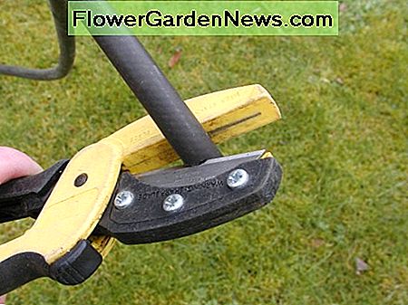 Iškirpti žarnos kvadrato galą. Ši naudinga žarnų ir lengvų PVC vamzdžių apdailos priemonė yra plačiai prieinama Cut the end of the hose square. This useful tool for cutting hoses and light pvc tubing is fitted with a widely available