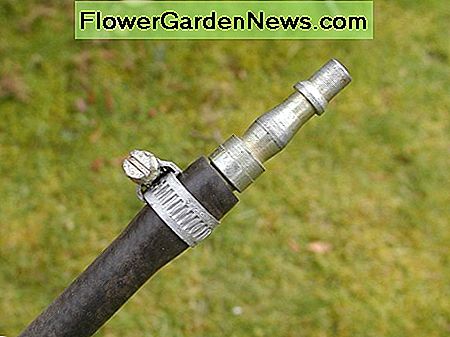 Paspauskite klipą taip, kad jis būtų pusiaukelėje esantis užbrėžimas ir priveržkite atsuktuvu Push the clip so that it lies halfway along the barb, and tighten with a screwdriver