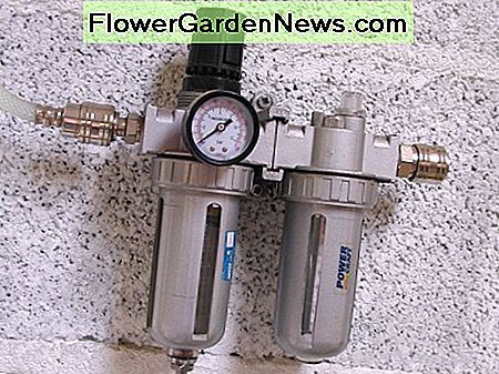 Filtras, reguliatorius, tepimo įrenginys. Filtras turi automatinį nutekėjimą, kai išleidžiamas vanduo, kai slėgis išleidžiamas Filter, regulator, lubricator unit. The filter has an automatic drain for releasing water when pressure is released