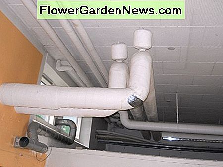 Rørisolering winteriserer VVS-systemet. Pipe insulation winterizes the plumbing system.