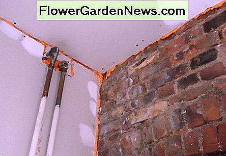 Fyld huller langs kælderens vægge og loft med et skumforseglingsmiddel. Fill gaps along the basement's walls and ceiling with a foam sealant.