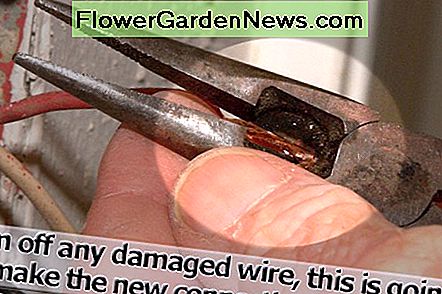 Ištraukite visus sugedusius ar sulaužytus vielos galus, kad atsirastų naujos vielos sekcijos. Snip off any frayed or damaged wire ends to expose clean new wire sections.