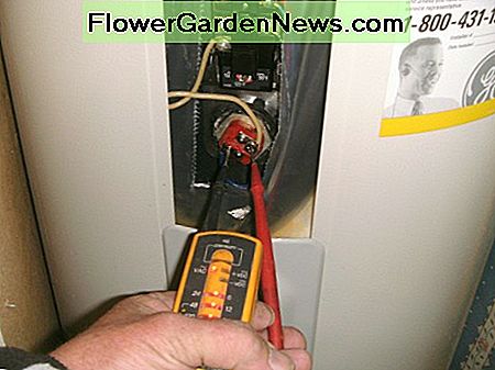 Voltmeter im Einsatz. Wissen Sie, mit welcher Spannung Sie es zu tun haben und ob es heiß ist. Voltmeter in use. Know what voltage you will be dealing with, and whether it is hot.