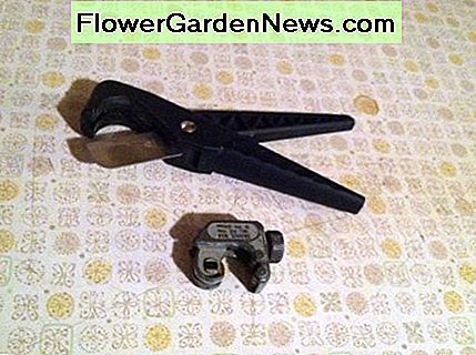 (top) Plastic Tubing Cutter (bund) Small Tubing Cutter (Anbefales, selvom større størrelser er tilgængelige for større rør) (top) Plastic Tubing Cutter (bottom) Small Tubing Cutter (Recommended though larger sizes are available for larger piping)
