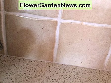 Buvo nebūtina pašalinti jokių plytelių. Apklija yra tik 7 mm storio ir uždengiama plytelėmis. It wasn't necessary to remove any tiles. The overlay is only 7 mm thick and sealed to the tiles.