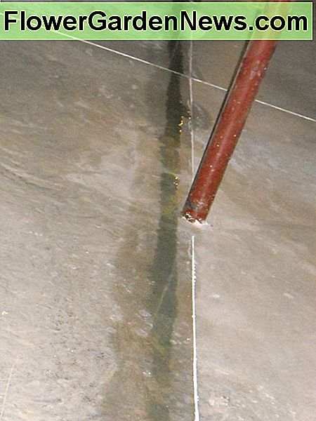 Waterweg van zweetbuizen. Trail of water from sweating plumbing pipes.
