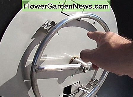 ปิดขึ้นชี้ไปที่กระทะเหล็กแบนสแตนเลสพร้อมเตาเผาแหวน Close up, pointing at flat stainless steel pan with ring burner.