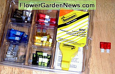 Automotive bladsikkerhedssikringer. Farven indikerer typisk strømstyrke. Mini sikringer er en mindre version af disse ATC type sikringer. Automotive blade type fuses. Typically, the color indicates amperage. Mini fuses are a smaller version of these ATC type fuses.