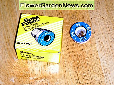 En bussesikring af den type, der anvendes i ældre hjem, der er udstyret med en sikringsboks i stedet for afbrydere. A buss fuse of the type used in older homes equipped with a fuse box rather than circuit breakers.