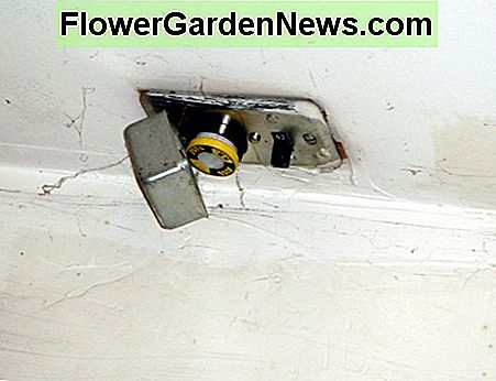 Denne kombination af sikring / omskifter er monteret i et garageloft for at styre og beskytte en loftsventilator. This fuse/switch combination is mounted in a garage ceiling to control and protect an attic exhaust fan.