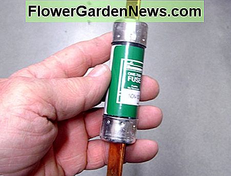 En mellemstore patron sikring. Du vil ikke finde en sĂĄdan stor i et hjem. A mid sized cartridge fuse. You won't find one this large in a home.