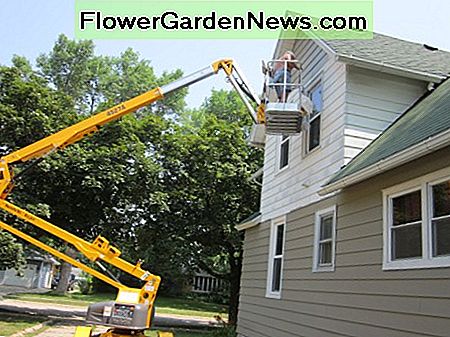 Mit einem Boom Truck das Äußere eines zweistöckigen Hauses bemalen Using a Boom Truck to Paint the Exterior of a Two Story House