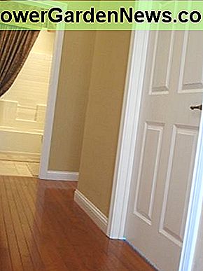 Et billede af gangen før projektet. A picture of the hallway before the wainscoting project.
