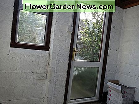 Fenêtre recyclée et porte PVC intégrée dans le hangar Recycled window and uPVC door fitted in shed